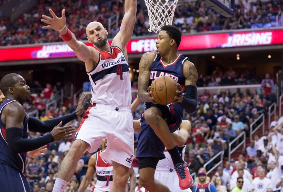 Marcin Gortat i Kent Bazemore z Atlanta Hawks /MICHAEL REYNOLDS    /PAP/EPA