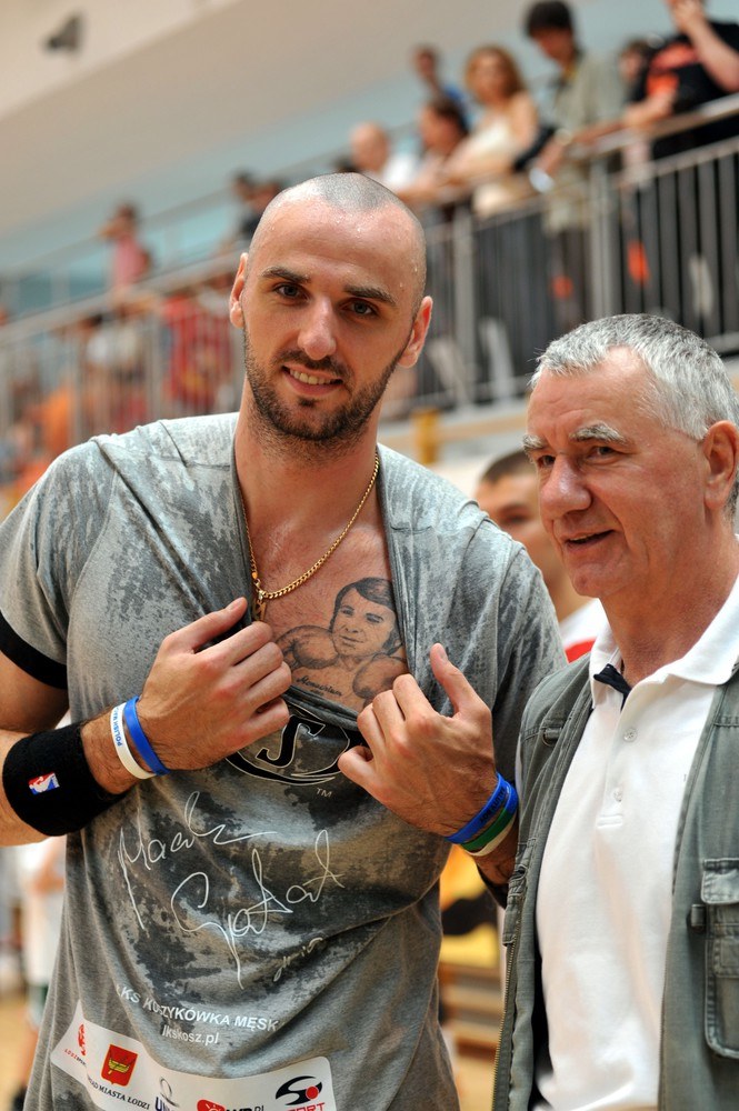 Marcin Gortat ma wytatuowaną podobiznę ojca na klacie. Na zdjęciu z tatą Januszem Gortatem /Włodarski /Reporter