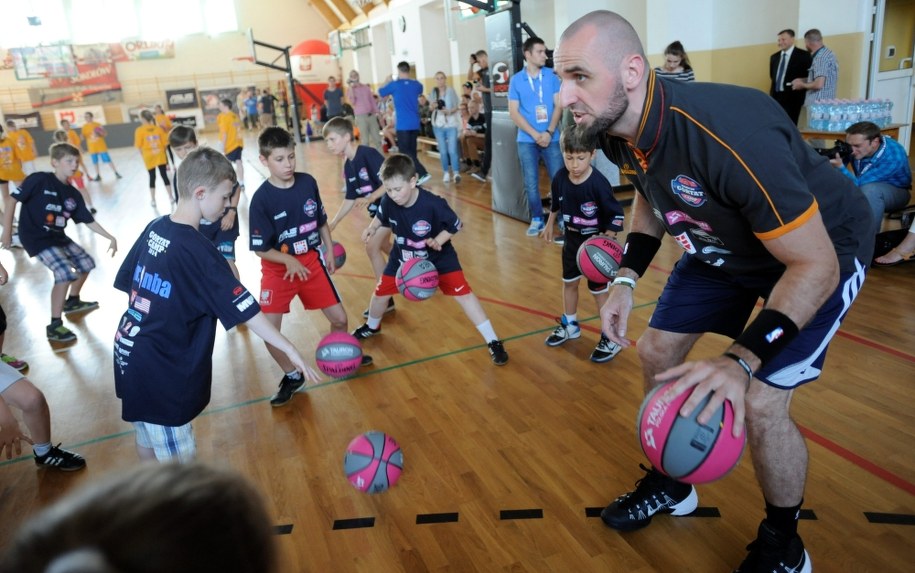 Marcin Gortat na zajęciach z dziećmi /Bartłomiej Zborowski /PAP