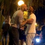 Marcin Gortat próbuje pocałować faceta przed nocnym klubem