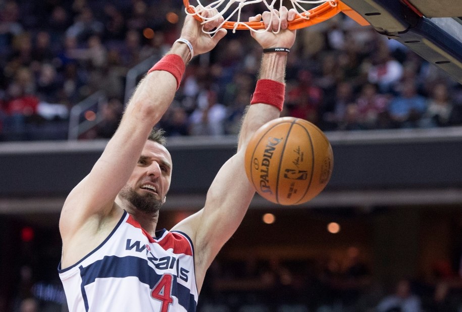 Marcin Gortat w meczu Washington Wizards z Chicago Bulls /MICHAEL REYNOLDS    /PAP/EPA