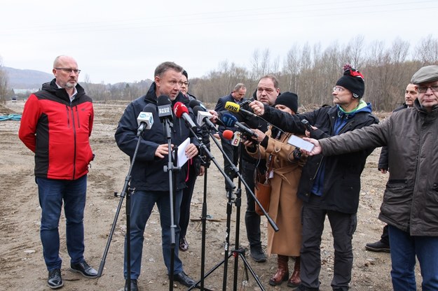 Marcin Kierwiński w Głuchołazach, 26 listopada 2024 roku /Krzysztof Świderski /PAP