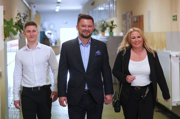 Marcin Krupa, jego żona Joanna i syn Błażej przed głosowaniem w jednym z lokali wyborczych w Katowicach /Michał Meissner /PAP
