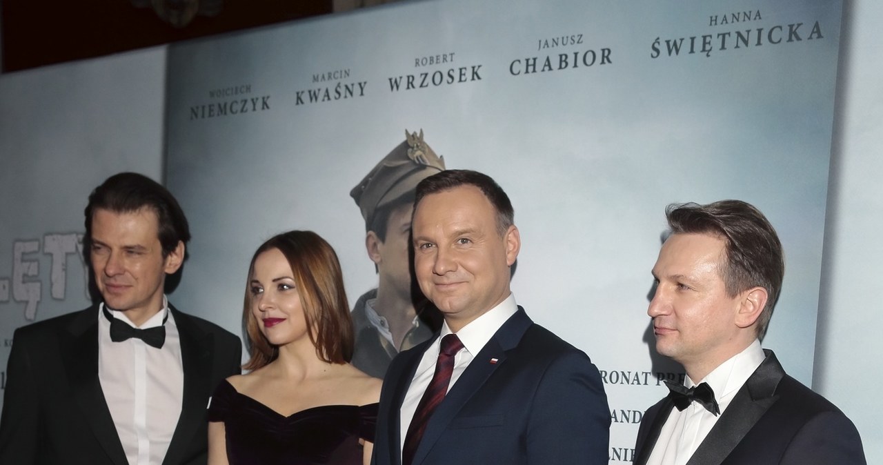 Marcin Kwaśny z żoną i Andrzejem Dudą na premierze filmu /Jankowski /Reporter