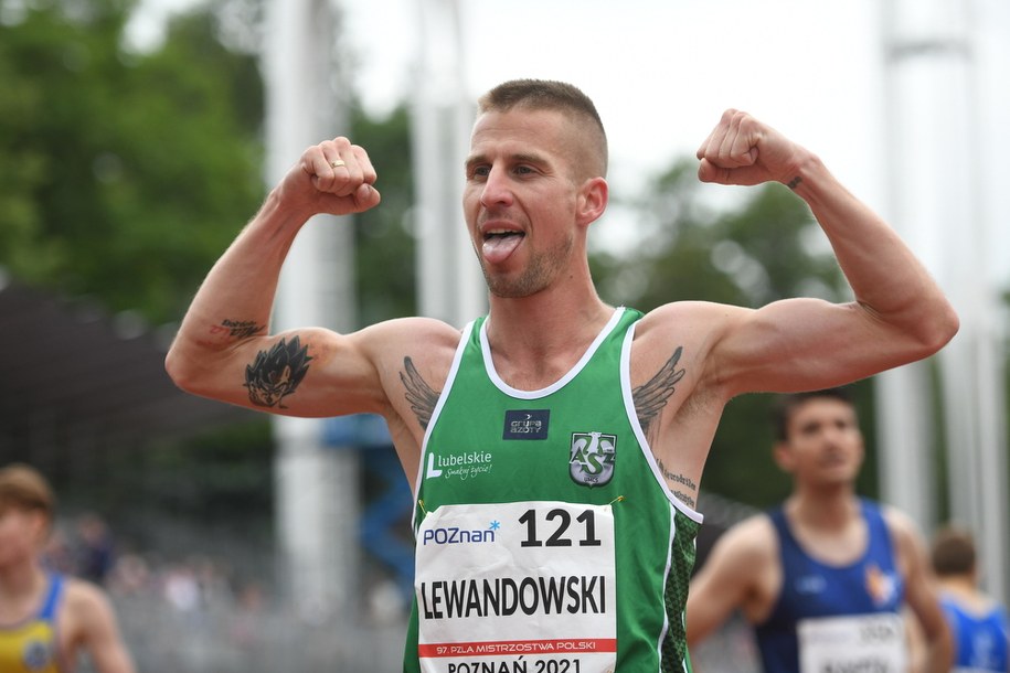 Marcin Lewandowski po biegu na 1500 m podczas lekkoatletycznych mistrzostw Polski w Poznaniu /Jakub Kaczmarczyk /PAP