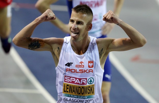 Marcin Lewandowski tuż po wywalczeniu złotego medalu HME w biegu na 1500 m /ROBERT PERRY  /PAP/EPA