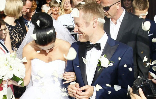Marcin Mroczek z żoną w dniu ślubu /East News
