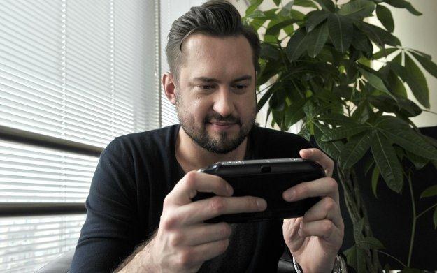 Marcin Prokop grający na nowej konsoli PlayStation Vita /Informacja prasowa