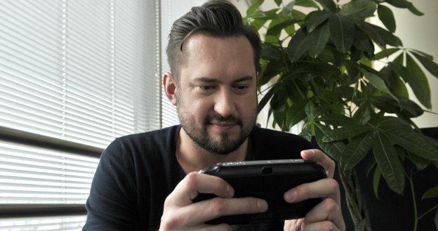 Marcin Prokop grający na nowej konsoli PlayStation Vita /Informacja prasowa