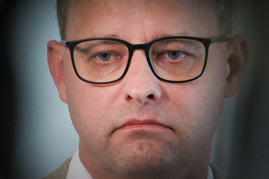 Marcin Romanowski podczas wypowiedzi dla mediów w Sejmie w 2024 roku /Paweł Supernak  /PAP