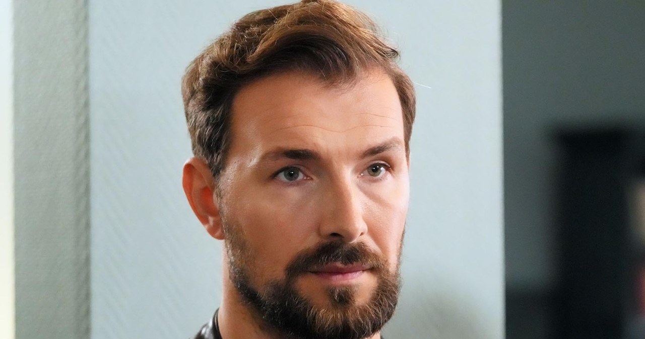 Marcin zaprosi Anię do swojego pokoju i poinformuje, że Pola i jej matka wyjechały do rodziny. /Źródło: AIM