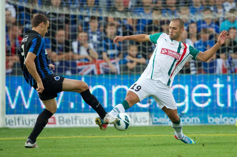 Marco Paixao (z prawej) w meczu Śląska z FC Brugge (z lewej Tommy Simons). /AFP