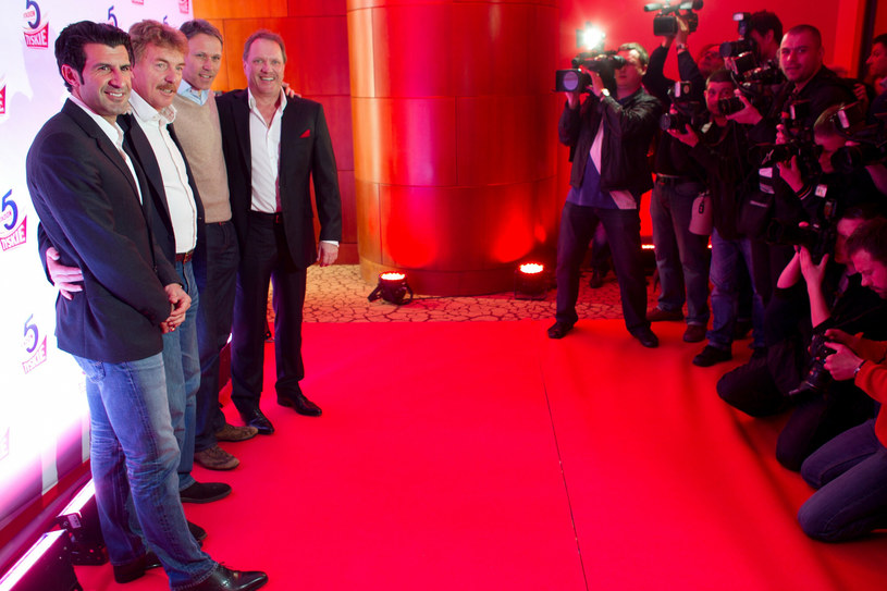 Marco van Basten (drugi od prawej) ze Zbigniewem Bońkiem i Luisem Figo na spotkaniu w Warszawie /JACEK WASZKIEWICZ/REPORTER /East News