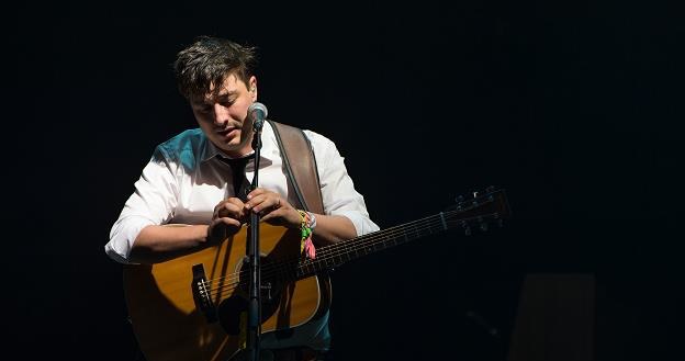 Marcus Mumford (Mumford & Sons) podczas występu na Glastonbury fot.Ian Gavan /Getty Images/Flash Press Media