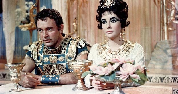 Marek Antoniusz (Richard Burton) i Kleopatra (Elizabeth Taylor) nie wygrali wojny z telewizją... /East News