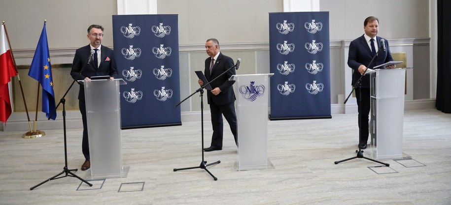 Marek Chmaj, Marian Banaś i Marek Małecki na konferencji prasowej /Wojciech Olkusnik  /PAP