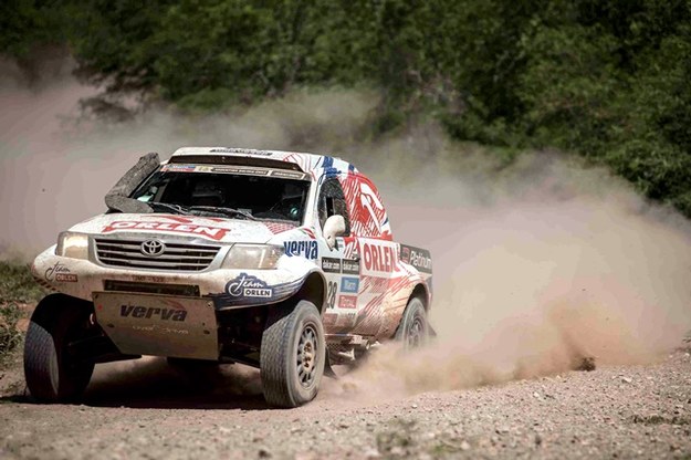 Marek Dąbrowski i Jacek Czachor (Toyota Hilux) na trasie Rajdu Dakar /Marcin Kin /PAP
