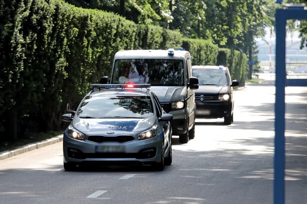 Marek Falenta eskortowany z Wojskowego Portu Lotniczego Warszawa Okęcie przez policjantów / 	Tomasz Gzell    /PAP