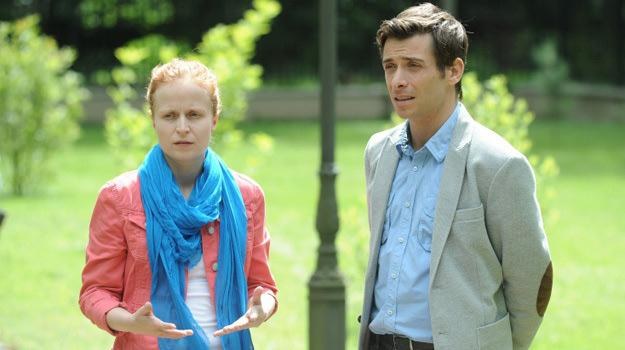 Marek (Kacper Kuszewski) i Ewa (Dominika Kluźniak) na planie serialu "M jak miłość" /Agencja W. Impact