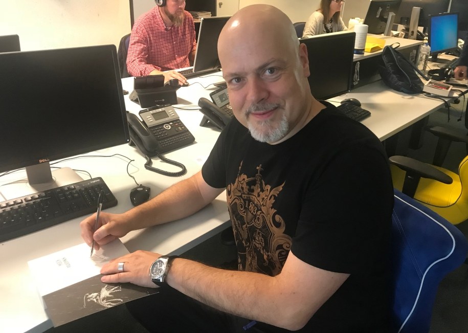 Marek Krajewski podpisuje książki dla słuchaczy RMF FM /Monika Kamińska /RMF FM