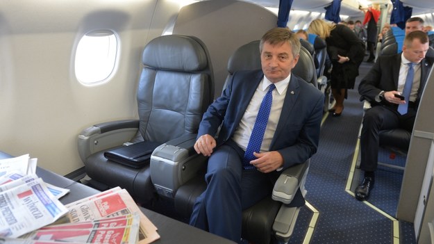 Marek Kuchciński na pokładzie samolotu rządowego /Marcin Obara /PAP