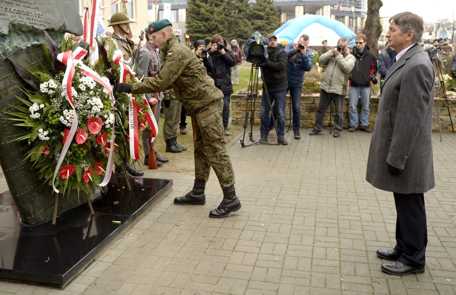 Marek Kuchciński przed pomnikiem /PAP/Darek Delmanowicz /PAP