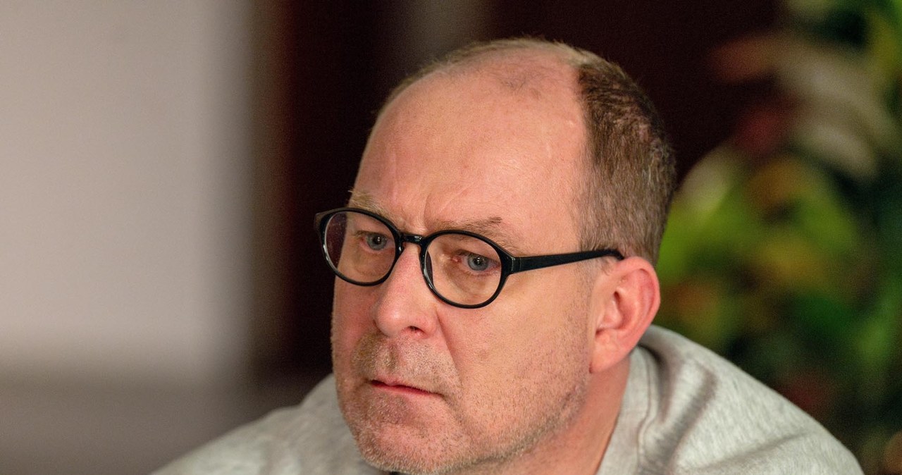 Marek (Marcin Perchuć) wprowadzi się na kilka dni do wymagającej stałej opieki matki /Źródło: AIM
