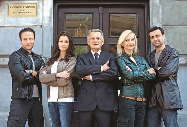 "Malanowski i partnerzy" - 500. sprawa Marek (Marek Krupski, od lewej), Anna (Anna Lucińska), Bronisław (Bronisław Cieślak), Magda (Magdalena Rembacz) i Tomek (Tomasz Mandes) – detektywi są gotowi na 500 następnych spraw. /Mat. Prasowe