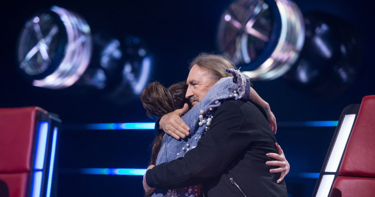 Marek Piekarczyk pociesza uczestniczkę "The Voice of Poland" /Jan Bogacz /TVP