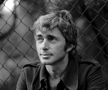 Marek Piwowski pojawiał się też po drugiej stronie kamery. Jako aktor zadebiutował w epizodach w filmach Jerzego Skolimowskiego: "Rysopis" (1964), "Walkower" (1965). Najważniejszą kreacje aktorską stworzył jednak w obrazie Krzysztofa Zanussiego "Bilans kwartalny" (1974, na zdjęciu).

Pojawiał się też w reżyserowanych przez siebie obrazach: w "Przepraszam, czy tu biją?" (1976) przemknął po ekranie jako "mężczyzna okradany na dworcu", w 'Uprowadzeniu Agaty" (1993) zagrał większą rolę ojca "Cygana".