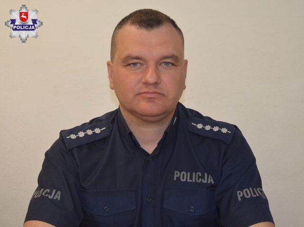 Marek Popowicz, dzielnicowy z Posterunku Policji w Tarnogrodzie, który uratował dziewczynkę /Policja