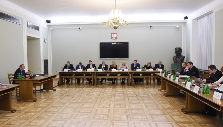Marek Siemczonek (L) oraz członkowie komisji śledczej ds. Amber Gold /Radek Pietruszka /PAP