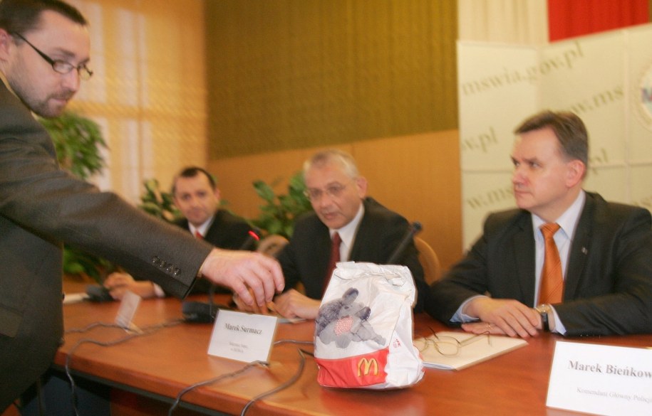 Marek Surmacz i Ludwik Dorn z "wieśmakami" od RMF FM /PAP/Jacek Turczyk /PAP