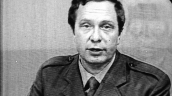 Marek Tumanowicz w mundurze w Telewizji Polskiej - 13 grudnia 1981 roku /Bogdan SARWINSKI/East News /East News