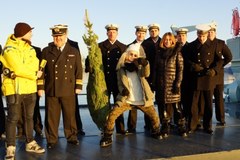 Margaret przekazuje choinkę marynarzom z ORP Błyskawica