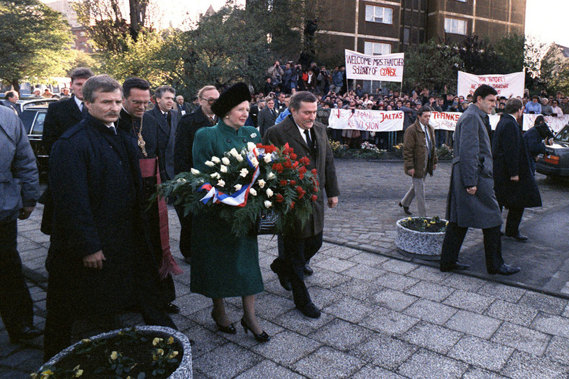 Margaret Thatcher w Gdańsku. Na jednym z transparentów napis: Żądamy rewizji układu z Jałty /AFP