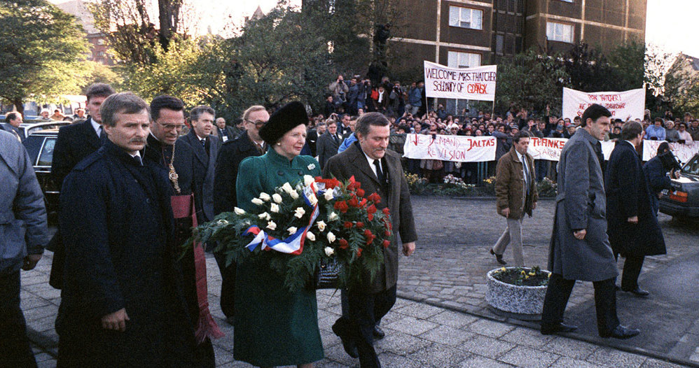 Margaret Thatcher w Gdańsku. Na jednym z transparentów napis: Żądamy rewizji układu z Jałty /AFP
