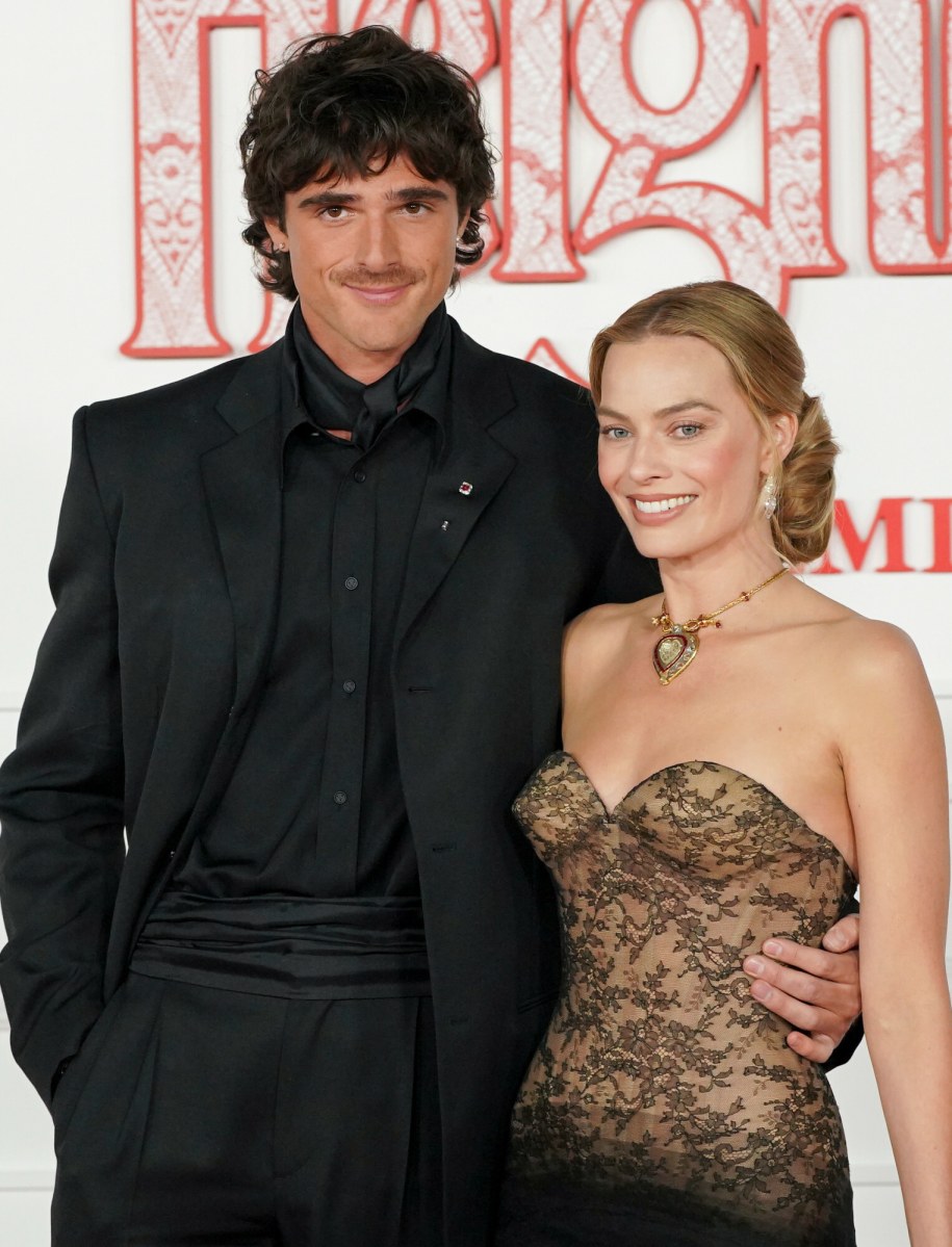 Margot Robbie i Jacob Elordi, wcielający się w legendarne postacie Cathy i Heathcliffa w nowej wersji "Wichrowych wzgórz" /Jordan Strauss/Invision /East News