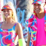 Margot Robbie i Ryan Gosling jako Barbie i Ken jeżdżą na rolkach. Stylizacje robią wrażenie