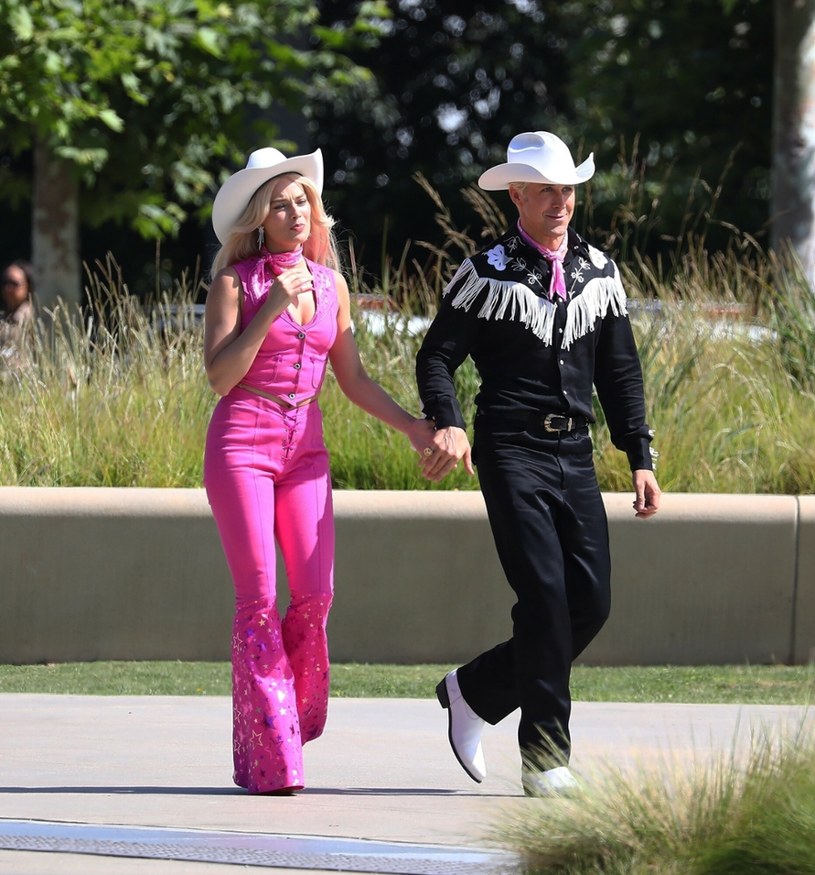 Margot Robbie i Ryan Gosling na planie "Barbie" /SCLA, SANC/Backgrid /East News