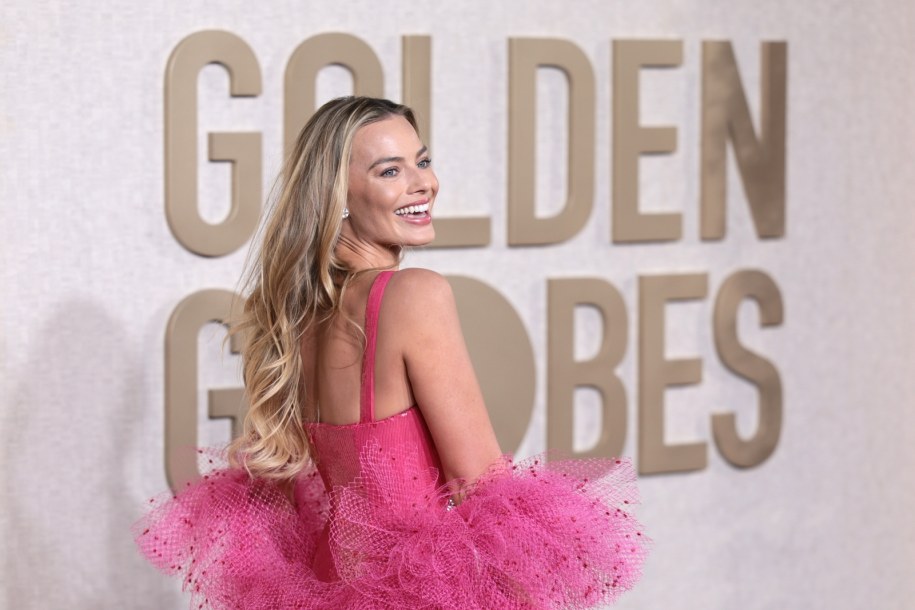Margot Robbie - odtwórczyni głównej roli w "Barbie" - na gali rozdania Złotych Globów /allison dinner /PAP/EPA