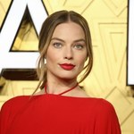 Margot Robbie w czerwonej sukni. Wyglądała zjawiskowo