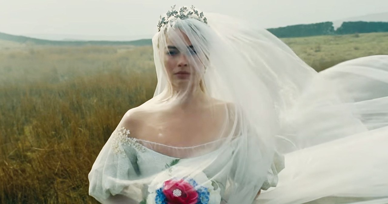 Margot Robbie w scenie z filmu "Wichrowe wzgórza" /materiały prasowe