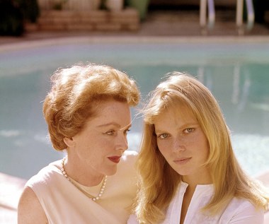 Maria de Lourdes Villiers Farrow jest córką australijskiego reżysera Johna Farrowa i irlandzkiej aktorki, znanej z roli dziewczyny Tarzana - Maureen O'Sullivan (na zdjęciu).

Na ekranie zadebiutowała w 1959 roku, grając małą rolę w reżyserowanym przez ojca filmie "John Paul Jones". W 1964 roku otrzymała rolę w serialu "Peyton Place", która przyniosła jej sporą popularność.