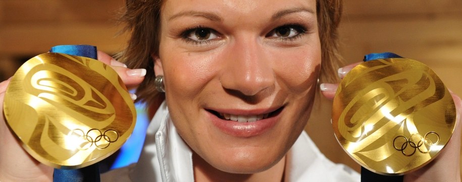 Maria Hoefl-Riesch z dwoma złotymi medalami wywalczonymi w Vancouver /PETER KNEFFEL /PAP/EPA