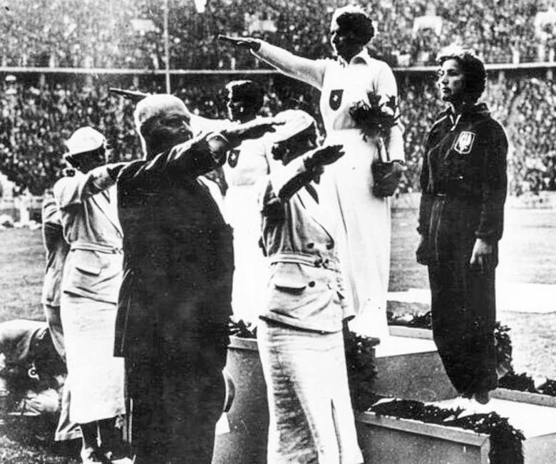 Maria Kwaśniewska na podium igrzysk olimpijskich w 1936 roku /Interia pl /INTERIA.PL