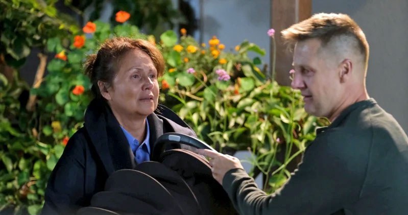 Maria (Małgorzata Pieńkowska) nie może się doczekać powrotu syna /Źródło: AIM