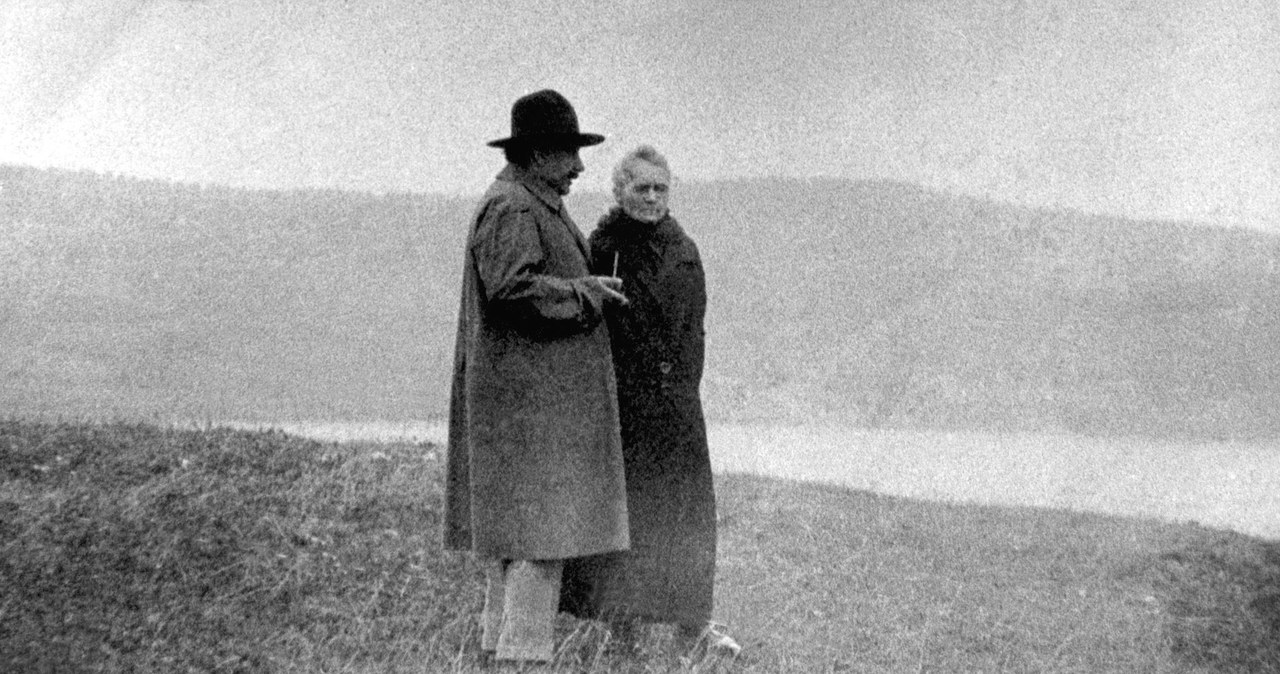 Maria Skłodowska-Curie i Albert Einstein - dwoje wielkich naukowców XX wieku. Genewa, rok 1925 /AFP