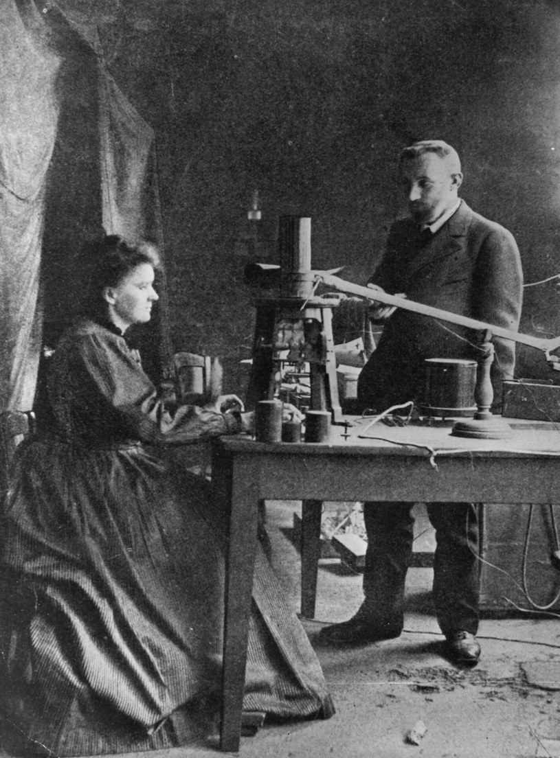 Maria Skłodowska-Curie i jej mąż Piotr Curie podczas pracy w laboratorium /Hulton Archive /Getty Images