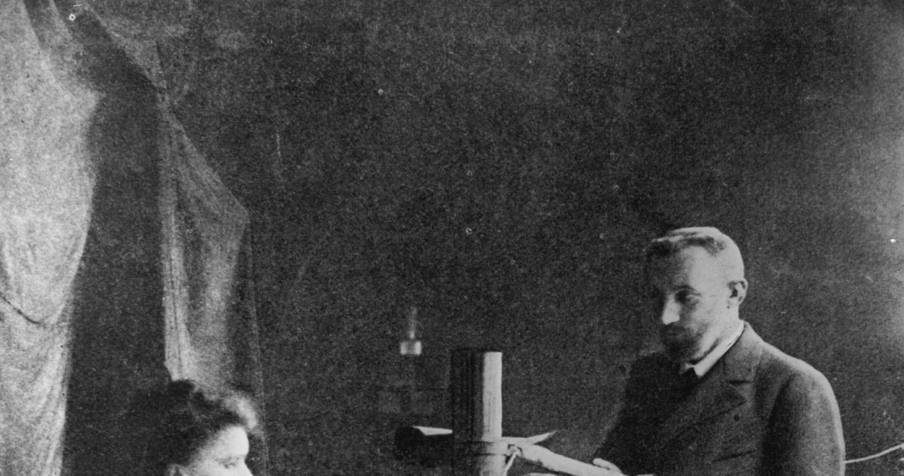 Maria Skłodowska-Curie i jej mąż Piotr Curie podczas pracy w laboratorium /Hulton Archive /Getty Images